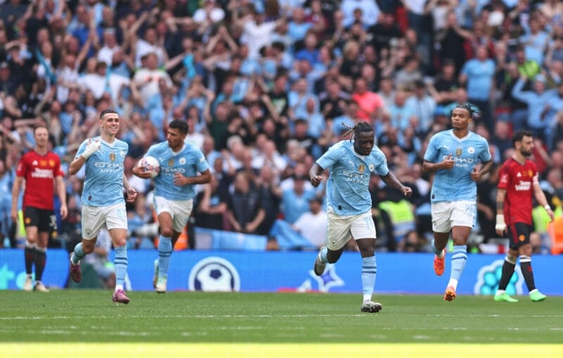 Jeremy Doku níu kéo hi vọng cho Man City.