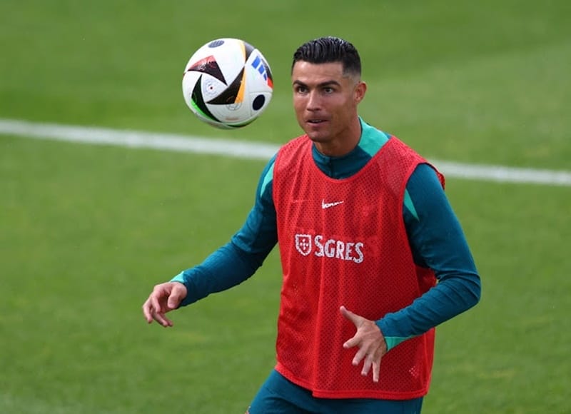 Ronaldo gây chú ý khi tập luyện.